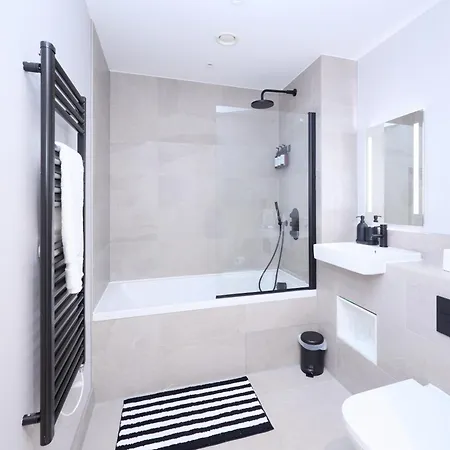 Apartment Gem 2-bed With Netflix, Fun & Parking *