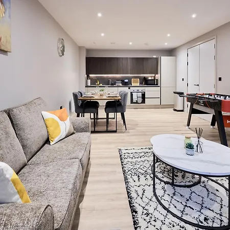 Apartment Gem 2-bed With Netflix, Fun & Parking *